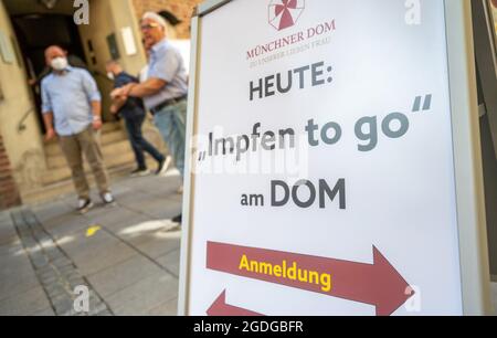 Monaco, Germania. 13 Agosto 2021. Di fronte alla Frauenkirche, nel cuore della capitale bavarese, sorge un cartello con la scritta "oggi: Vaccinazione da andare alla cattedrale". L'offerta, in collaborazione con il Centro vaccinazioni di Monaco e con un vicino ufficio medico, è intesa a raggiungere non solo passanti casuali, ma anche persone in situazioni di vita difficili, senza tetto o persino migranti. Non è necessaria una registrazione preventiva. Credit: Peter Kneffel/dpa/Alamy Live News Foto Stock