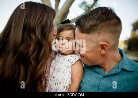 Mamma e papà che si snuggling un anno nel Desert Garden a San Diego Foto Stock