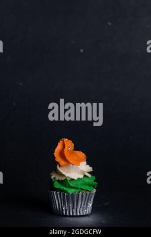 Cupcake decorato con glassa a tre colori per celebrare il giorno dell'Indipendenza Indiana. India Indipendenza. Festa dell'Indipendenza. Foto Stock