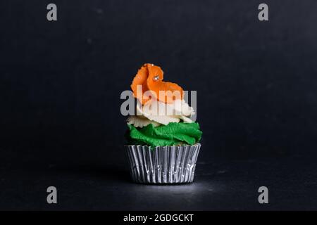 Cupcake decorato con glassa a tre colori per celebrare il giorno dell'Indipendenza Indiana. India Indipendenza. Festa dell'Indipendenza. Foto Stock