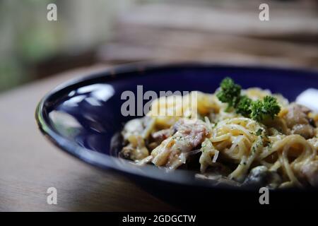 Spaghetti alla carbonara con pancetta e formaggio Foto Stock