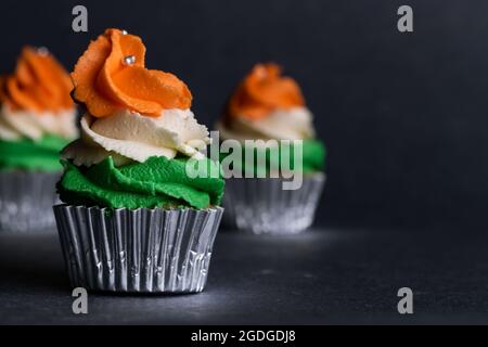 Cupcake decorato con glassa a tre colori per celebrare il giorno dell'Indipendenza Indiana. India Indipendenza. Festa dell'Indipendenza. Foto Stock