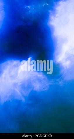 Fantasy abstract con sfondo color fumo su sfondo viola. Sfondo blu. Sfondo viola. Sfondo astratto. Effetto onda liquida. Foto Stock