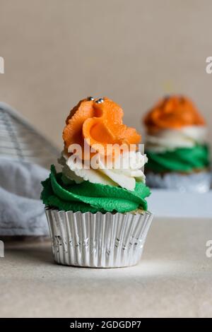 Cupcake decorato con glassa a tre colori per celebrare il giorno dell'Indipendenza Indiana. India Indipendenza. Festa dell'Indipendenza. Foto Stock