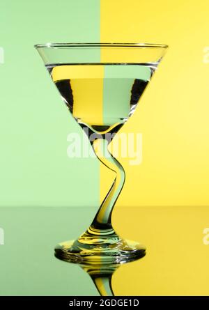 Riflessi colorati in un elegante vetro Martini Foto Stock