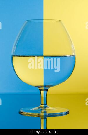 Riflessi colorati in un elegante vetro Brandy Foto Stock