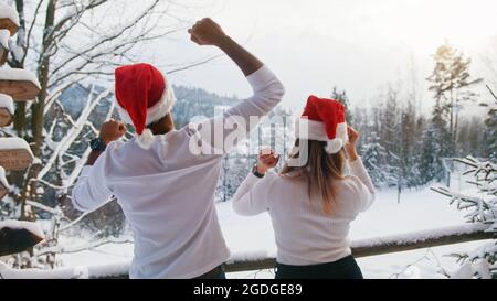 una giovane coppia innamorata di braccia aperte gode della vista in inverno. Foto di alta qualità Foto Stock