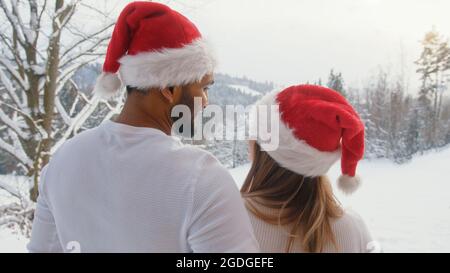 una giovane coppia innamorato sulla neve gode della loro vicinanza. Foto di alta qualità Foto Stock