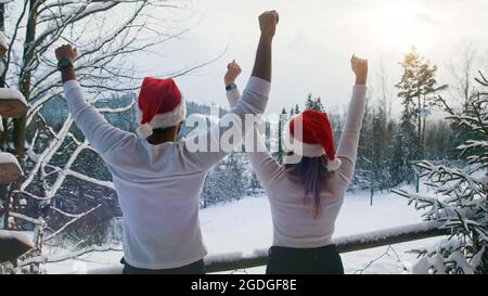 una giovane coppia innamorato delle mani alzate guarda in lontananza. Foto di alta qualità Foto Stock