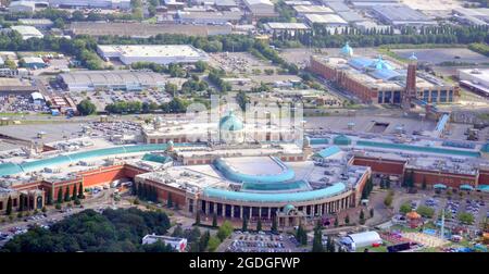 Manchester, Regno Unito, 13 agosto 2021. Manchester, Trafford, Greater Manchester, e quartiere visto dall'alto. Centro commerciale Trafford. Credit: Terry Waller/Alamy Live News Foto Stock