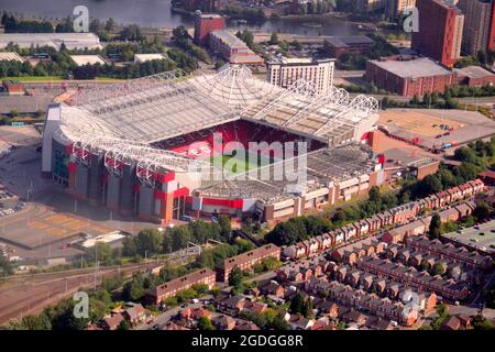 Manchester, Regno Unito, 13 agosto 2021. Manchester, Trafford, Greater Manchester, e quartiere visto dall'alto. Old Trafford Football Ground, sede della Manchester United Football Club o del MUFC. Credit: Terry Waller/Alamy Live News Foto Stock