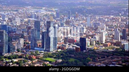 Manchester, Regno Unito, 13 agosto 2021. Manchester, Trafford, Greater Manchester, e quartiere visto dall'alto. Centro di Manchester, Regno Unito. Credit: Terry Waller/Alamy Live News Foto Stock