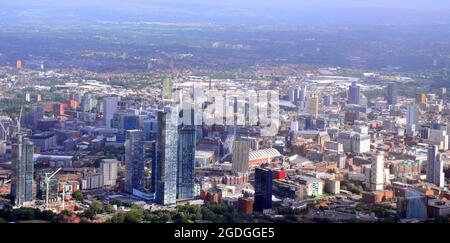 Manchester, Regno Unito, 13 agosto 2021. Manchester, Trafford, Greater Manchester, e quartiere visto dall'alto. Centro di Manchester, Regno Unito. Credit: Terry Waller/Alamy Live News Foto Stock