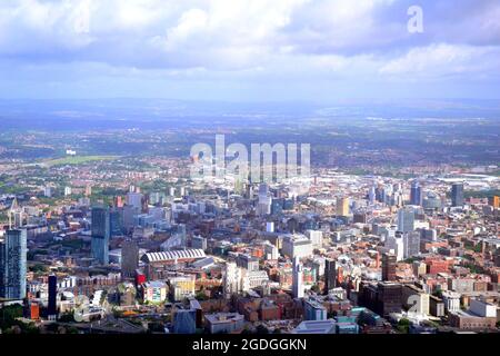 Manchester, Regno Unito, 13 agosto 2021. Manchester, Trafford, Greater Manchester, e quartiere visto dall'alto. Centro di Manchester, Regno Unito. Credit: Terry Waller/Alamy Live News Foto Stock