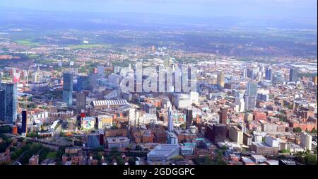 Manchester, Regno Unito, 13 agosto 2021. Manchester, Trafford, Greater Manchester, e quartiere visto dall'alto. Centro di Manchester, Regno Unito. Credit: Terry Waller/Alamy Live News Foto Stock