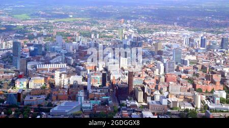 Manchester, Regno Unito, 13 agosto 2021. Manchester, Trafford, Greater Manchester, e quartiere visto dall'alto. Centro di Manchester, Regno Unito. Credit: Terry Waller/Alamy Live News Foto Stock