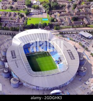 Manchester, Regno Unito, 13 agosto 2021. Manchester, Trafford, Greater Manchester, e quartiere visto dall'alto. Etihad Stadium, sede del Manchester City Football Club o del MCFC. Credit: Terry Waller/Alamy Live News Foto Stock