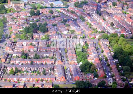 Manchester, Regno Unito. 13 Agosto 2021. Manchester, Trafford, Greater Manchester, e quartiere visto dall'alto. Credit: Terry Waller/Alamy Live News Foto Stock