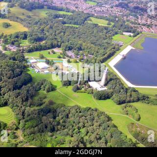 Manchester, Regno Unito, 13 agosto 2021. Manchester, Trafford, Greater Manchester, e quartiere visto dall'alto. Heaton Park. Credit: Terry Waller/Alamy Live News Foto Stock