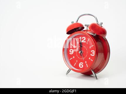 Sveglia rossa isolata su sfondo bianco, spazio copia Foto Stock