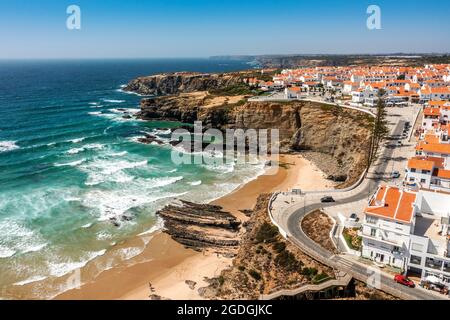 Vista aerea di Zambujeira do Mar - affascinante città sulle scogliere vicino all'Oceano Atlantico ad Alentejo, Portogallo Foto Stock