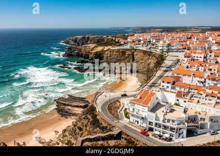 Vista aerea di Zambujeira do Mar - affascinante città sulle scogliere vicino all'Oceano Atlantico ad Alentejo, Portogallo Foto Stock