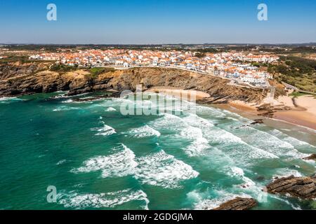 Vista aerea di Zambujeira do Mar - affascinante città sulle scogliere vicino all'Oceano Atlantico ad Alentejo, Portogallo Foto Stock
