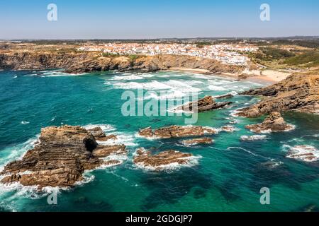 Vista aerea di Zambujeira do Mar - affascinante città sulle scogliere vicino all'Oceano Atlantico ad Alentejo, Portogallo Foto Stock