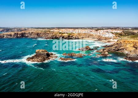 Vista aerea di Zambujeira do Mar - affascinante città sulle scogliere vicino all'Oceano Atlantico ad Alentejo, Portogallo Foto Stock