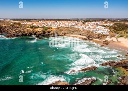 Vista aerea di Zambujeira do Mar - affascinante città sulle scogliere vicino all'Oceano Atlantico ad Alentejo, Portogallo Foto Stock