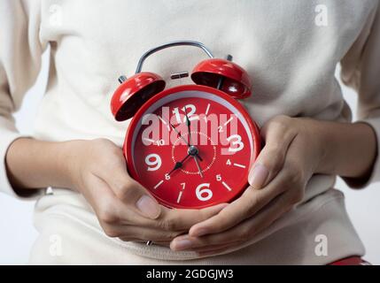 Orologio da donna su sfondo bianco, concettuale Foto Stock