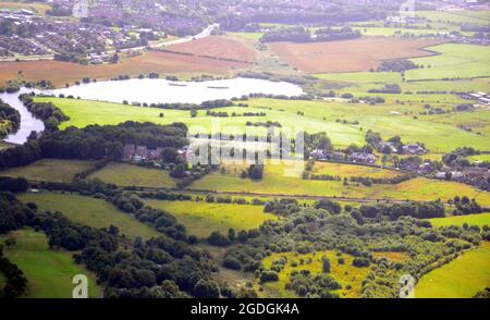 Manchester, Regno Unito, 13 agosto 2021. Manchester, Trafford, Greater Manchester, e quartiere visto dall'alto. Campi e terreni agricoli. Credit: Terry Waller/Alamy Live News Foto Stock