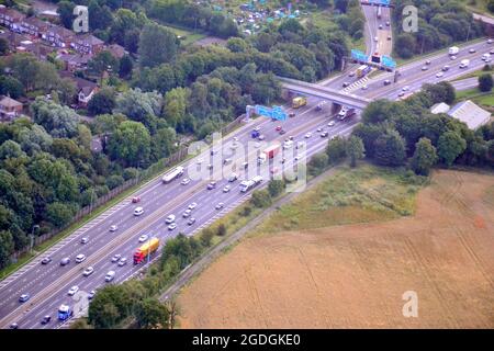 Manchester, Regno Unito, 13 agosto 2021. Manchester, Trafford, Greater Manchester, e quartiere visto dall'alto. Autostrada M61 e veicoli e automobili. Credit: Terry Waller/Alamy Live News Foto Stock