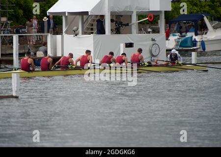 Henley-on-Thames, Oxfordshire, Regno Unito. 13 agosto 2021. Uno dei vogatori della Oxford Brookes University nella gara della Thames Challenge Cup contro l'olandese Utrechsche Studenten Roeivereeniging Triton, Paesi Bassi, è crollato davanti alla barca a remi verso la fine della gara. Ricevette immediata assistenza medica e per fortuna sembrava recuperare. Credit: Maureen McLean/Alamy Live News Foto Stock