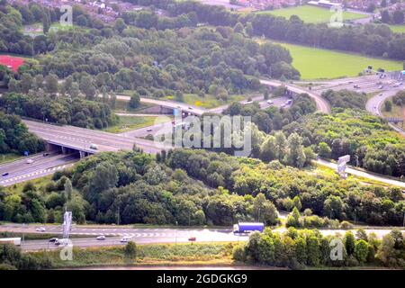 Manchester, Regno Unito, 13 agosto 2021. Manchester, Trafford, Greater Manchester, e quartiere visto dall'alto. Autostrada e veicoli e automobili. Credit: Terry Waller/Alamy Live News Foto Stock