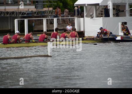 Henley-on-Thames, Oxfordshire, Regno Unito. 13 agosto 2021. Uno dei vogatori della Oxford Brookes University nella gara della Thames Challenge Cup contro l'olandese Utrechsche Studenten Roeivereeniging Triton, Paesi Bassi, è crollato davanti alla barca a remi verso la fine della gara. Ricevette immediata assistenza medica e per fortuna sembrava recuperare. Credit: Maureen McLean/Alamy Live News Foto Stock