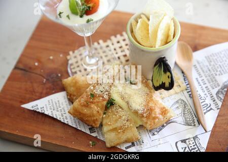 Roti di cibo fusion con formaggio e patatine fritte Foto Stock