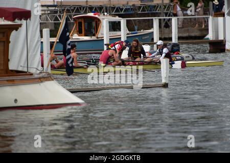 Henley-on-Thames, Oxfordshire, Regno Unito. 13 agosto 2021. Uno dei vogatori della Oxford Brookes University nella gara della Thames Challenge Cup contro l'olandese Utrechsche Studenten Roeivereeniging Triton, Paesi Bassi, è crollato davanti alla barca a remi verso la fine della gara. Ricevette immediata assistenza medica e per fortuna sembrava recuperare. Credit: Maureen McLean/Alamy Live News Foto Stock