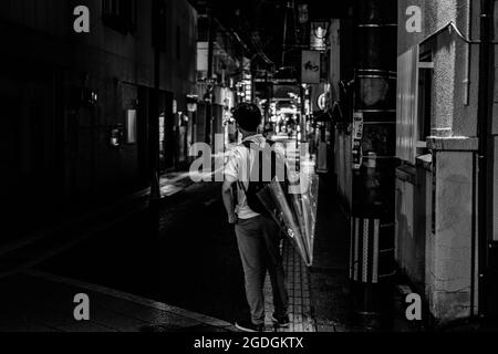 La vista della strada Giapponese vicino a Tokyo di notte con colori vivaci Foto Stock