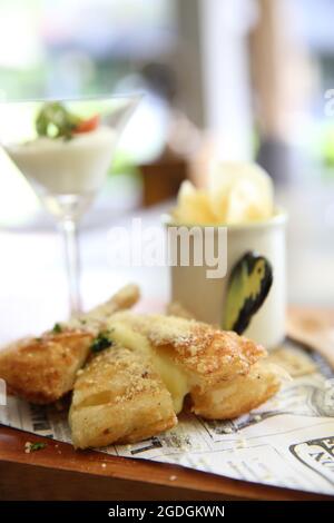 Roti di cibo fusion con formaggio e patatine fritte Foto Stock