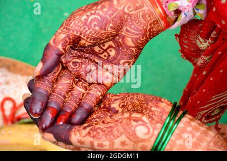 Sposa indiana che mostra le mani mehndi design su matrimonio Foto Stock