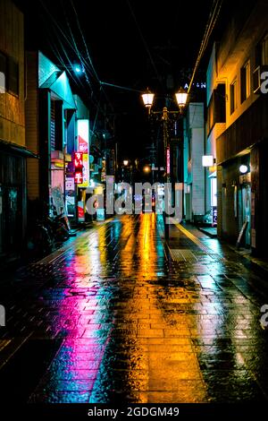 La vista della strada Giapponese vicino a Tokyo di notte con colori vivaci Foto Stock