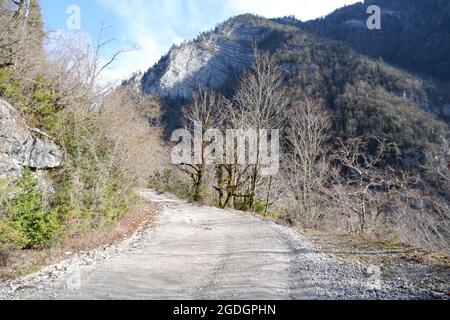 Laghi, cascate e montagne. Fantastiche vedute naturali in Abkhazia, Georgia/Russia, vicino al Mar Nero, nella regione del Caucaso. Foto Stock