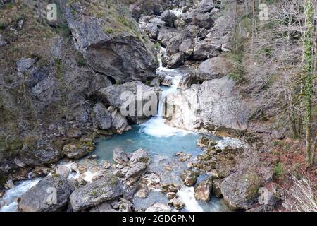 Laghi, cascate e montagne. Fantastiche vedute naturali in Abkhazia, Georgia/Russia, vicino al Mar Nero, nella regione del Caucaso. Foto Stock