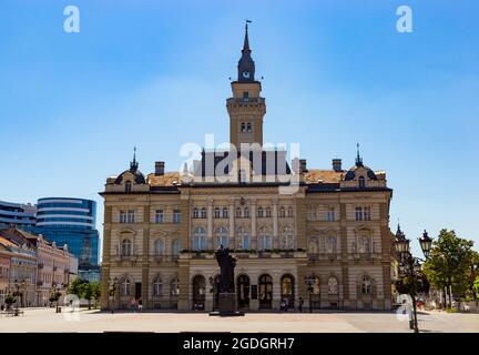 Piazza principale e Municipio di Novi Sad, Serbia. Foto Stock