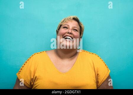 Felice Plus dimensione sorridente ritratto donna Foto Stock