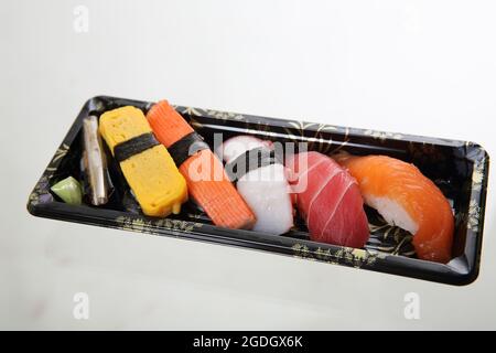 mescolare il sushi isolato su sfondo bianco Foto Stock