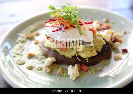 uova benedetto con salsa di asparagi Foto Stock