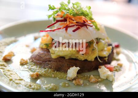 uova benedetto con salsa di asparagi Foto Stock