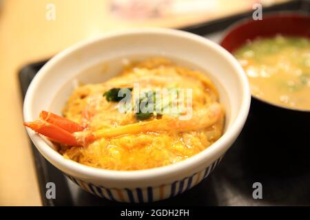 Granchio e uova su riso e zuppa, cibo giapponese Foto Stock